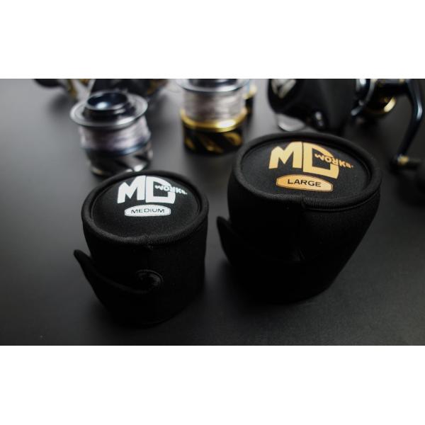 この製品は保管時、及び移動時に、大切なスプールエッジとラインを保護するためのプロテクターです。通常のスプールケースとの大きな違いは、セットアップされたリーダーを交わして装着できる事です。これにより、数本のセットを束ねての移動時とロッドポスト...