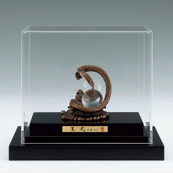 令和七年（2025年）の干支の巳/みの置物です。《大森孝志作》巳（蛇）は古来より脱皮を繰り返すことから「再生」「成長」「変化」の象徴とされ、巳年は新たな段階に進むための準備や成長を促す年とされています。特に白蛇は神の使いと信仰され豊穣や繁栄...