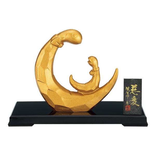 令和七年（2025年）の干支の巳/みの置物です。《瑞峰作》巳（蛇）は古来より脱皮を繰り返すことから「再生」「成長」「変化」の象徴とされ、巳年は新たな段階に進むための準備や成長を促す年とされています。特に白蛇は神の使いと信仰され豊穣や繁栄を、...