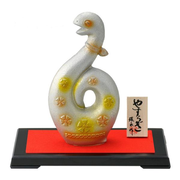 令和七年（2025年）の干支の巳/みの置物です。《環水作》巳（蛇）は古来より脱皮を繰り返すことから「再生」「成長」「変化」の象徴とされ、巳年は新たな段階に進むための準備や成長を促す年とされています。特に白蛇は神の使いと信仰され豊穣や繁栄を、...