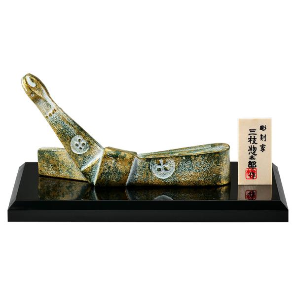 令和七年（2025年）の干支の巳/みの置物です。《三枝惣太郎作》巳（蛇）は古来より脱皮を繰り返すことから「再生」「成長」「変化」の象徴とされ、巳年は新たな段階に進むための準備や成長を促す年とされています。特に白蛇は神の使いと信仰され豊穣や繁...