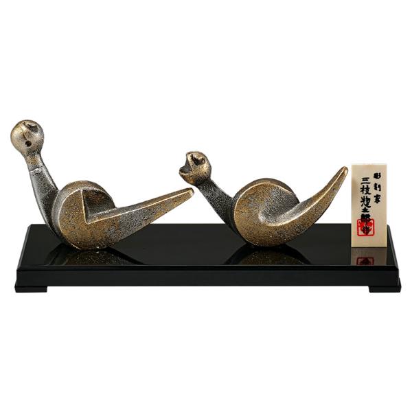 令和七年（2025年）の干支の巳/みの置物です。《三枝惣太郎作》巳（蛇）は古来より脱皮を繰り返すことから「再生」「成長」「変化」の象徴とされ、巳年は新たな段階に進むための準備や成長を促す年とされています。特に白蛇は神の使いと信仰され豊穣や繁...