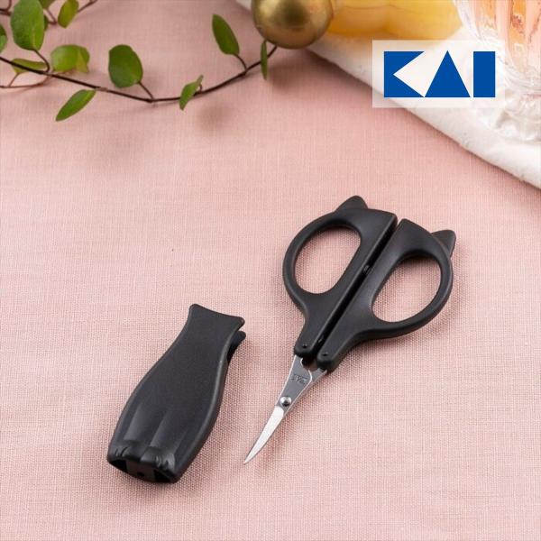 老舗刃物メーカーならではの切れ味の良さが特長の、眉毛をカットしやすいオシャレハサミ。本体にキャップをセットすると、まるでねこがちょこんとお座りをしているかのようなデザインに！ねこ好きにはたまらない、遊び心たっぷりなハサミです。眉毛 まゆ毛カ...