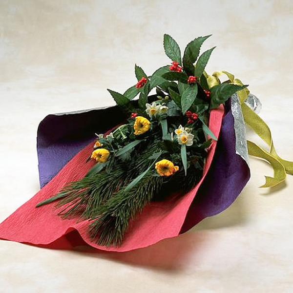 千両の赤い実に季節のお花のすがすがしい花束です。飾るときにラッピングの和紙を花瓶に添えて、リボンで結ぶとステキなアレンジメント風のいけばなになります。ご自宅用に贈答におすすめです。
