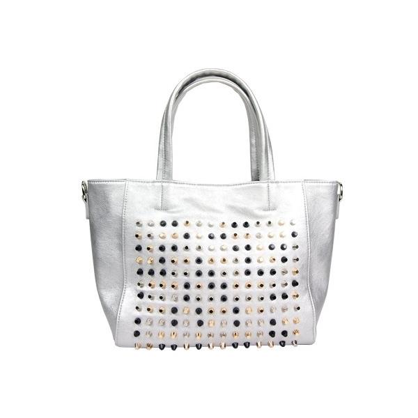 前面いっぱいにスタッズをあしらったインパクト大のバッグです。スマホケケ−スケースに続きバッグにもスタッズシリーズ誕生です。素材には柔らかい合皮を採用し感触がいいだけではなく外見上の高級感もキープしました。大き目サイズは幅広く活用できて、様々...