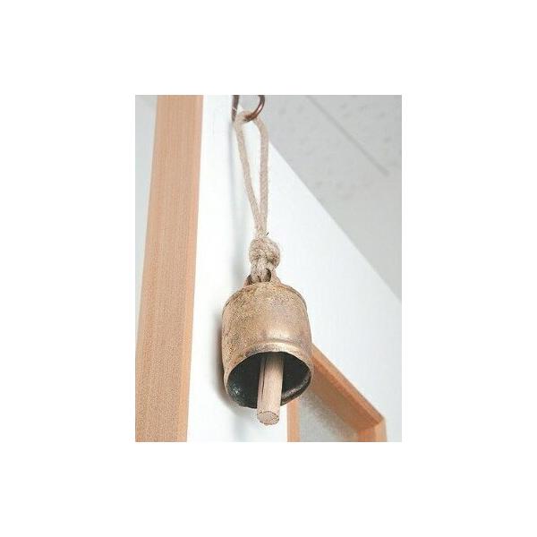アンティークな風合いと心地良い音色が癒しの空間を作ってくれるアイアンベル、チャイムのご紹介です。□サイズ：Ｗ5.5×Ｄ4.8×Ｈ21.5cm□素材：アイアン、ジュート□原産国：インド参考：ドアベル　玄関チャイム　ベル　チャイムアイアン