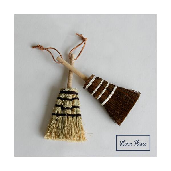 Horn Please シリーズより、ソルガム デスクブラシのご紹介です。■玄関回りや机の上のひと手間掃除に便利です。■サイズ：約 幅8×高さ19cm■素材：ソルガム、他■生産国：タイ■ブランド：Horn Please■木製品につき、節（ふ...