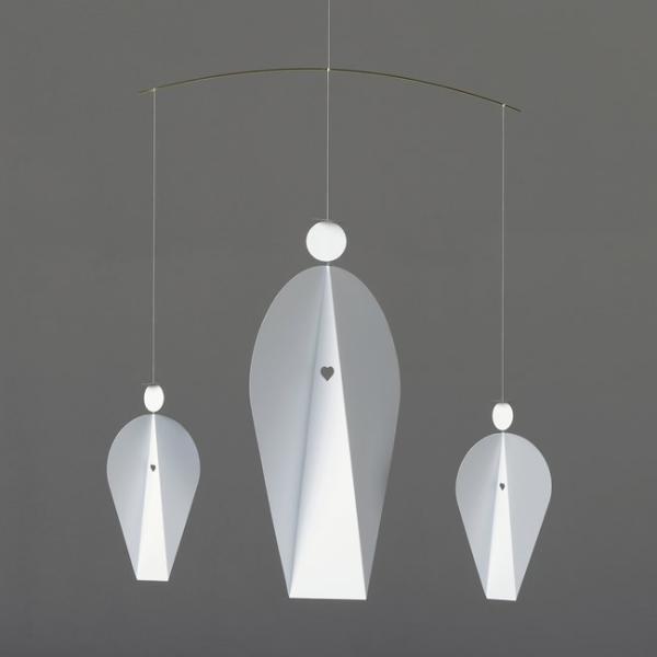 空中でゆらゆらと揺れるモビール。子供部屋はもちろん、遊び心のある大人のインテリアとしても存在感を発揮します。最高のモビールの動きは、正確なバランスポイントが必要となります。お互いのモビールは、注意深く集合し、熟練の技によってバランスが保たれ...