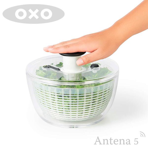 「OXO（オクソー）」のサラダスピナー（小）です片手でノブを押すだけで、カゴが回転して簡単に野菜の水切りができます。小サイズは1人暮らし〜2、3人にピッタリのサイズ感です。濡れた手でも滑らず使いやすいノブ、ぴたっと回転を止められる特許取得の...