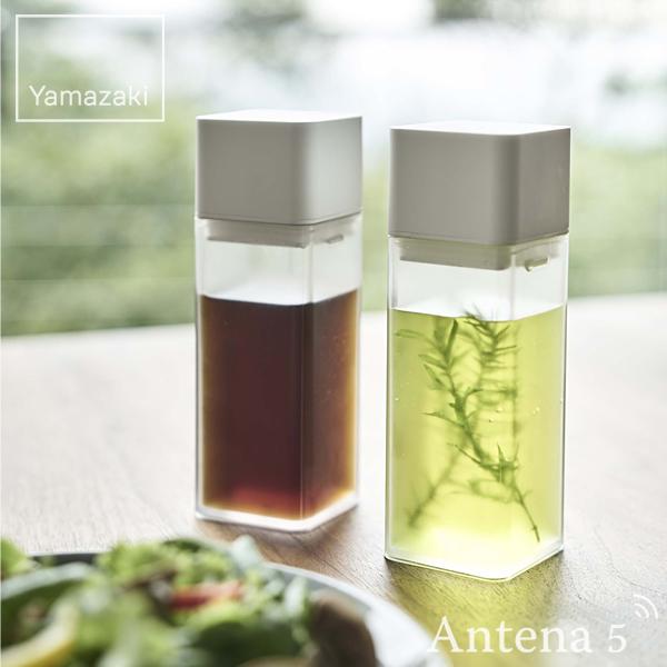 シンプルなデザインの「tower（タワー）」シリーズの詰め替え用調味料ボトル 2個セットです。ドレッシングや醤油、みりん、酒、酢、油などの調味料を入れ替えてすっきり整理整頓できるボトルです。無駄を省いた四角い形状で、キッチンやテーブルの上な...