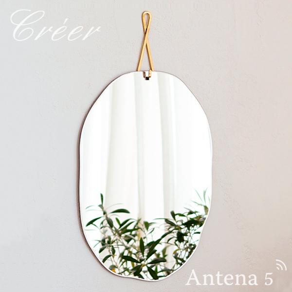 Creer（クレエ）のIN BLOOMブラスウォールミラーLサイズです。真鍮製のフックと有機的な曲線のミラー本体のセットで、壁に掛けるだけでお部屋のアクセントに。Lサイズはリビング等の広いスペースでも存在感〇。アクリル製のミラーなので落とし...