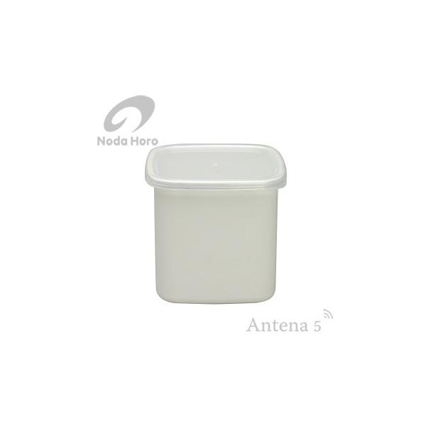 野田琺瑯（野田ホーロー）のクリーン＆シンプルな保存容器「ホワイトシリーズ」のスクウェア シール蓋付 Lサイズです。温かな乳白色の風合いで、収納にも便利です。下ごしらえの際の容器にしたり、そのまま直火にかけて調理したり、冷蔵庫に入れて冷やした...