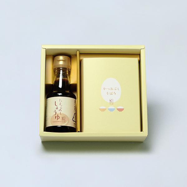 食欲がそそられる「ご飯もの」は仲の良い友人たちに「究極の卵かけご飯」を作る、本枯節とたまごかけ醤油のセット。[セット内容]本枯節かつおパック2g×4、たまごかけ醤油150ml[箱サイズ]約縦16.5×横18.5×高さ6cmこの商品はこのよう...