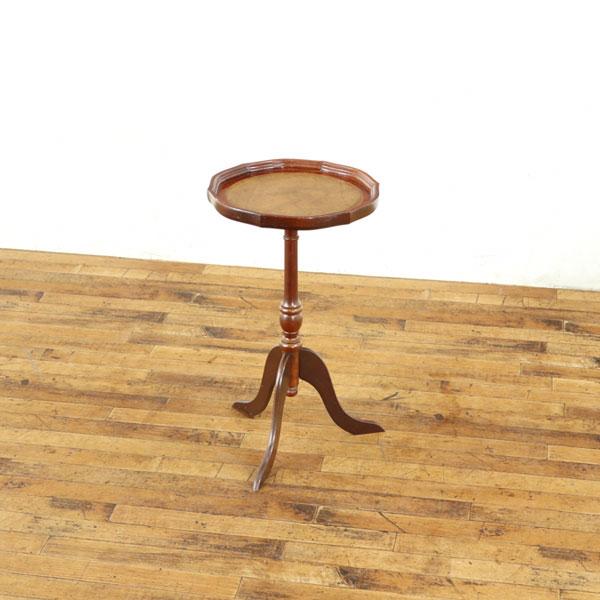 3本脚がかわいい ワインテーブル 天板ふちの飾りも素敵 レザー天板