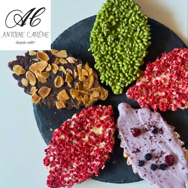 サクサクのリーフパイにそれぞれの味のチョコレートと食感や風味の異なる4種をご用意いたしました。アーモンドチョコレートシナモン、苺、抹茶、ブルーベリーの4種の味のリーフパイの詰め合わせ箱のサイズ　11cmX11cmX10cm（横X縦X高さ）◆...