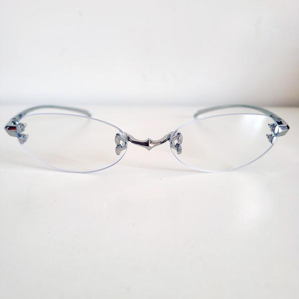 「Gentle Monster(ジェントルモンスター)」は 今話題の韓国のハウスアイウェア のブランドです。 様々なアーティストやブランドとのコラボレーションを通じて Gentle Monsterだけのクリエーティブなデザインと アイデンテ...