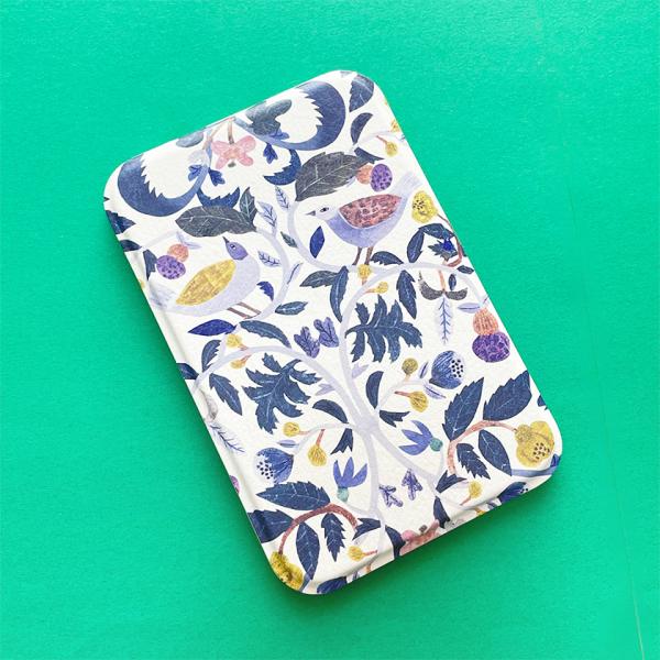 松尾ミユキさんのボタニカルデザインの折りたたみミラー。自立しますので、ちょっとしたメイク直しにも便利です。3段階に角度を調整できます。ミラーは大きめサイズで見やすく、薄くてかさばらないので、ご自宅でも外出先でも使いやすく活躍しそう。外側はマ...