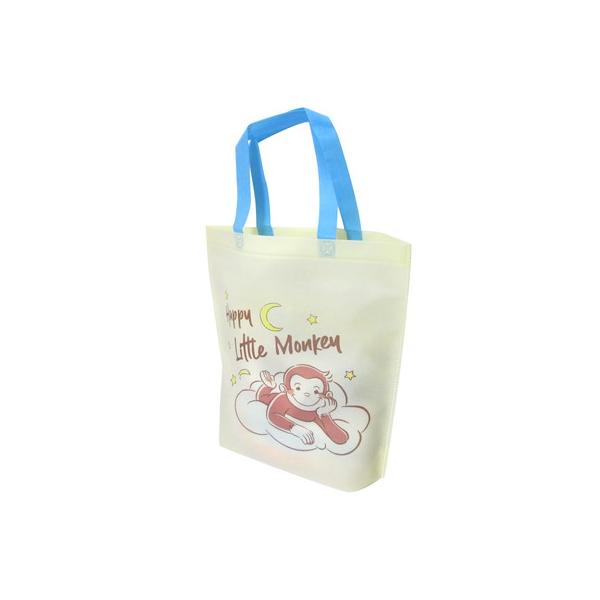 おさるのジョージ不織布トートバッグの駄菓子詰め合わせです！詰め合わせの内容は、スナック類、グミ類、ラムネ類、いか類、あめ類、チョコレート類（冬季のみ）等からランダムに詰め合わせいたします。品数は約7種類ぐらい入ります。3種アソート（柄の選択...