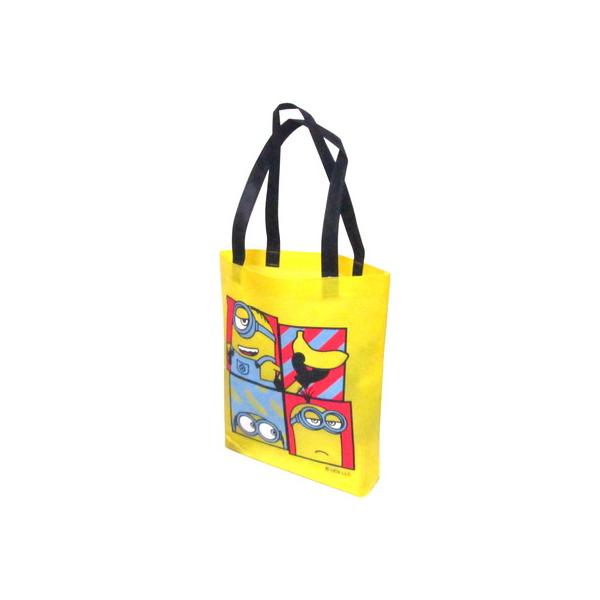 ミニオンズ不織布トートバッグの駄菓子詰め合わせです！詰め合わせの内容は、スナック類、グミ類、ラムネ類、いか類、あめ類、チョコレート類（冬季のみ）等からランダムに詰め合わせいたします。品数は約7種類ぐらい入ります。　商品サイズ　H385×W3...