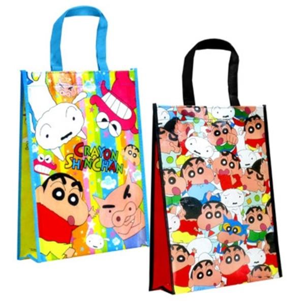 クレヨンしんちゃんキュートレッスンバックの駄菓子詰め合わせです！詰め合わせの内容は、スナック類、グミ類、ラムネ類、いか類、あめ類、チョコレート類（冬季のみ）等からランダムに詰め合わせいたします。品数は約7種類ぐらい入ります。バック柄2種（柄...