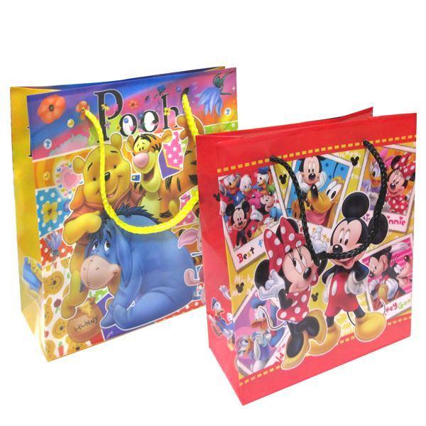 ディズニーPPギフトバッグの駄菓子詰め合わせセットです！サイズ　Ｈ200×Ｗ190×Ｄ80ｍｍ（持ち手含まず）　6柄アソート（柄指定不可）詰め合わせの内容は、スナック類、グミ類、ラムネ類、いか類、あめ類、チョコレート類（冬季のみ）等からラン...