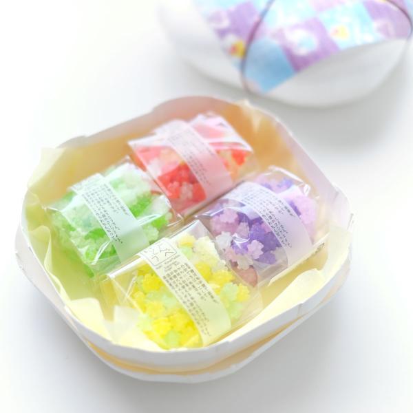 ぽっこりとした丸みが愛らしい、お椀型の紙箱に詰めた4色の金平糖セット。箱を開けると、ふじ（パープル）、すずらん（グリーン）、もみじ（オレンジ）、菜の花（イエロー）の4種の金平糖がカラフルに並び、それぞれ異なる味わいが楽しめます。やさしい色合...