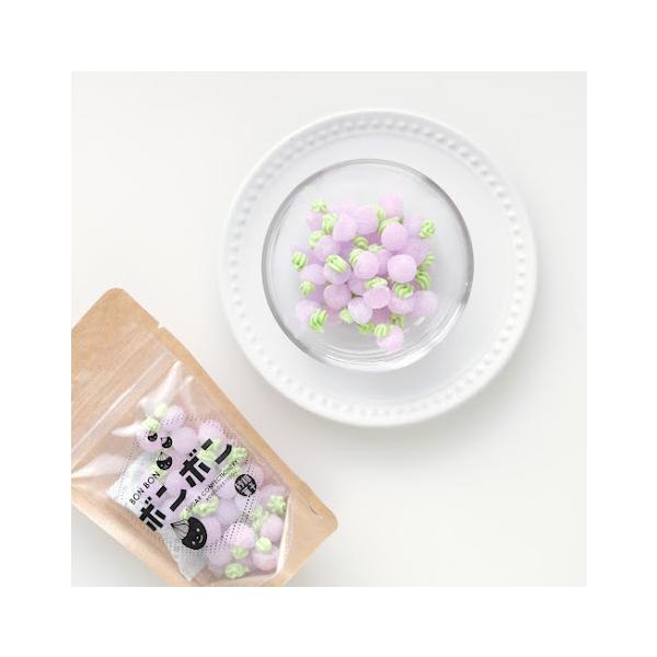 見た目も愛らしいイチゴの形をした砂糖菓子。一口サイズながら、やさしいイチゴ風味がするのでお子様にも喜ばれます。また、お砂糖のかわりとして紅茶に入れたり、ケーキの飾り付けに使ったり、お気に入りの使用法を探してみるのも楽しみの一つ。便利なチャッ...