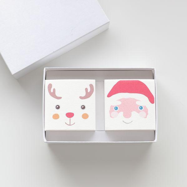 結婚式など様々なお祝いやお土産＆贈り物として大変ご好評頂いるcovacoからクリスマスバージョンが数量限定で入荷しました！！かわいい♪サンタ＆トナカイのセットです。サンタcovacoの中には…小さい＆カラフルで可愛い『玉ドロップ』小さくても...