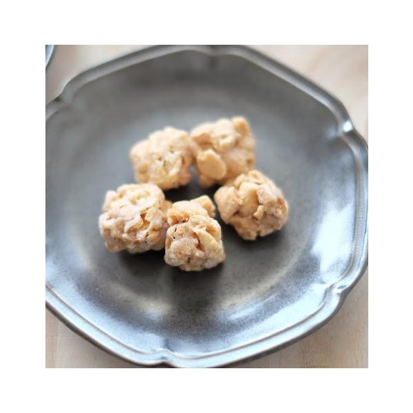 蜜は強火で煮詰めると早いですが、糖の結晶が大きくなりザクザクした食感しつこい甘味になってしまいます。気温や湿度などによって火力や時間を調整し、弱火から中火でじっくり炊いています。まろやかな甘みが出せる絶妙なタイミングで火を止めています。他社...