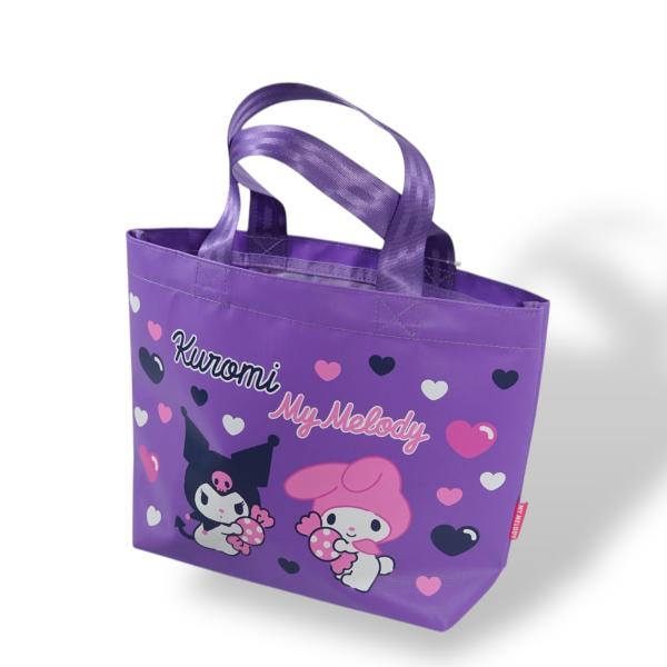 【サイズ】約高さ25×幅35×奥行10cm(持ち手含めず)【素 材】塩化ビニル樹脂【仕 様】プリント・織りネーム生産国：中国折りたたんでの発送になります。sanrio クロミちゃん マイメロディ 小学生 幼稚園 入学 入園 グッズ キャラク...