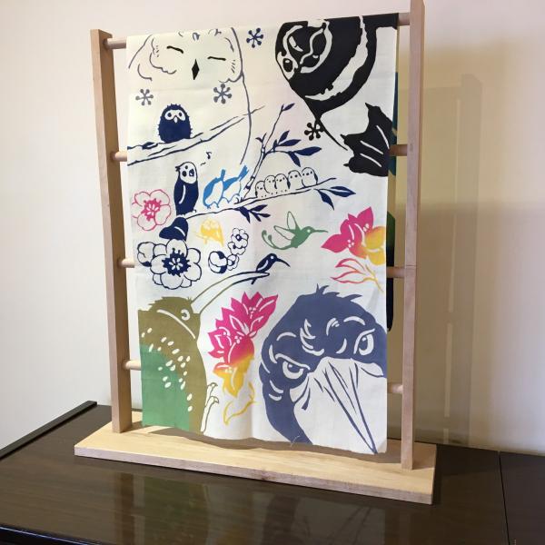 手ぬぐい「いろとりどり」ペンギン・孔雀・ハシビロコウ！あ、あの鳥は！鳥たちの楽しいさえずりが聞こえてきそうですね。手ぬぐいタペストリーにも。お部屋がにぎやかになりそうです。梨園染【伝統工芸】注染サイズ 約長さ98cm×幅37cm布の伸縮によ...