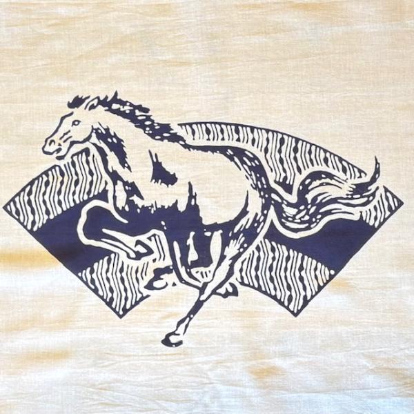 手ぬぐい「扇に馬/梨園染」（粋・新趣味・吉祥・干支・馬・午・丙午）古来より馬は農耕や移動手段など人々の暮らしに欠かせない動物で、その力強さから「健康」や「豊作」の象徴とされてきました。梨園染【伝統工芸】注染サイズ 約長さ90cm×幅37cm...