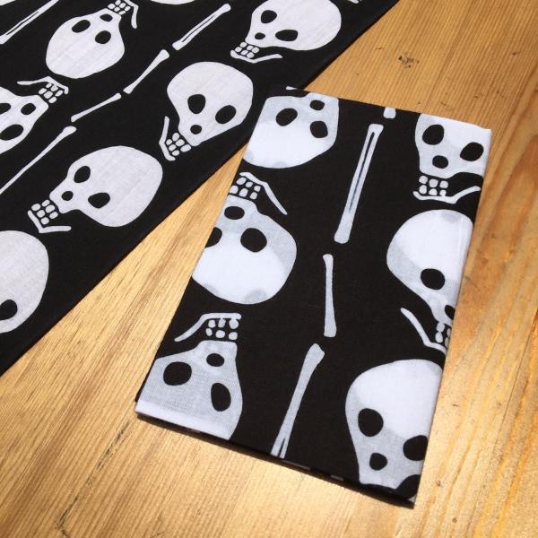 手ぬぐい「骸骨（しゃれこうべ　scull　スカル）/梨園染」（粋・小紋・黒）無常観。人間、死んで骸骨になってしまえば男も女も老いも若きも地位の上下も関係有りません。生きているうちが華なのです。梨園染さんのデザイン。【伝統工芸】注染サイズ 約...