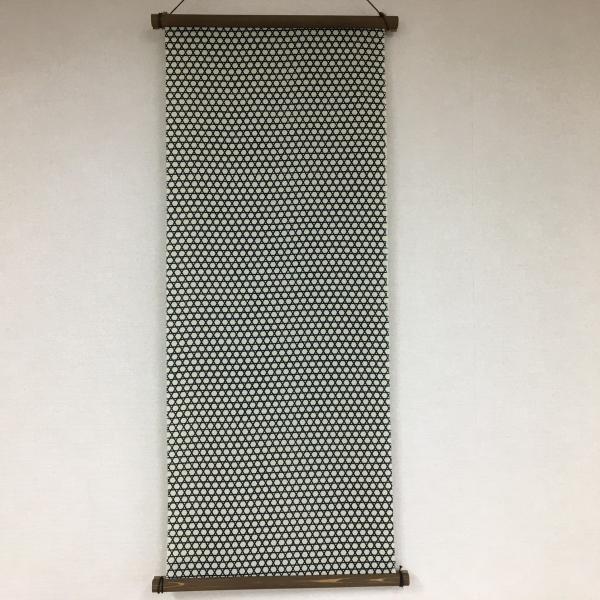 手ぬぐい「籠目文様/梨園染」（小紋・粋）籠の形を模様化したもの。シンプルな美しさ飾っても、使用しても味のある手ぬぐい。梨園染【伝統工芸】注染サイズ 約長さ98cm×幅37cm布の伸縮により、多少の誤差があります。素材　綿100%　日本製てぬ...