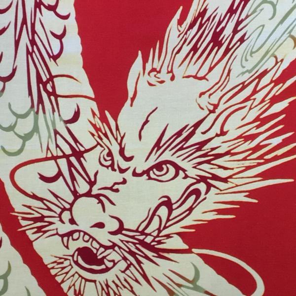 手ぬぐい「にらみ龍/梨園染」（竜・ドラゴン・dragon）鋭い眼光でひとにらみの龍！鮮やかな赤色も効いています。（生地色はベージュ）額やタペストリーで飾りたい手ぬぐいですね。梨園染【伝統工芸】注染サイズ 約長さ90cm×幅37cm布の伸縮に...