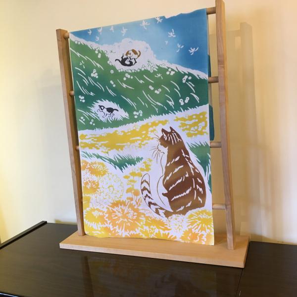 手ぬぐい『たんぽぽに猫』　のどかな春。猫の親子とたんぽぽ。綿毛ふわり。春の雰囲気、てぬぐいでタぺストリーに！仲良しの子猫の兄弟。温かく見守る母猫さん。白い綿毛が青空高く舞い、母猫が子を遠くから見守る。芽吹いていく季節と子猫の成長を重ね、暖か...