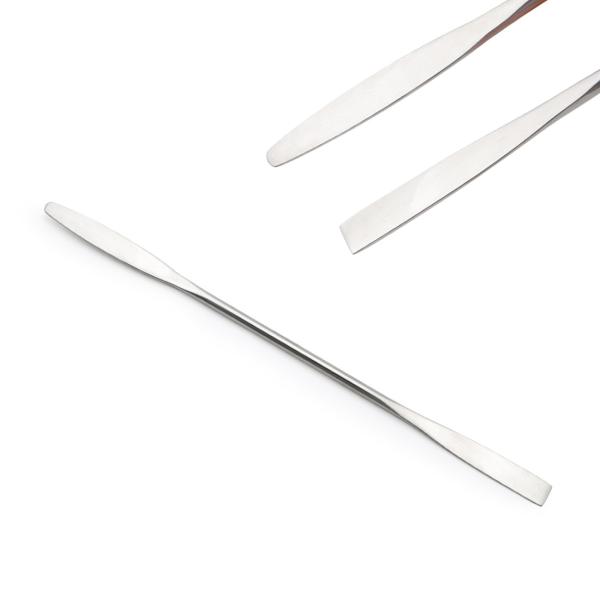 【内容量】  1本【特徴】 ・ラウンドとストレートの両端、シンプルで使いやすい・ジェルの攪拌や混色、粘土ジェルの形作りに便利・ヘラ部分が薄いので攪拌しやすい・ストレートヘラ部分はラメやパウダーをすくいやすい・つるつるの表面で、拭き取るだけで...