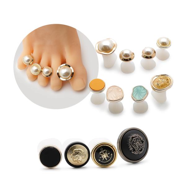 【内容量】 1セット8個【特徴】 ・柔らかいシリコン材質で指が痛くならない。・足指の隙間にフィットし、合わせやすい。・足指同士が離れるのでペディキュアが失敗しない。【ご注意】 ・シリコン材質であるため、埃がつきやすいです。・アセトンやジェル...