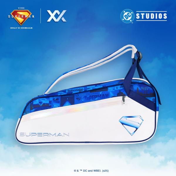 【スーパーマン バドミントンラケットバッグ｜限定デザイン】世界的ヒーロー「スーパーマン」がデザインされた、存在感抜群のバドミントンラケットバッグが登場。ブルーを基調にしたスタイリッシュなデザインに、シンボルマーク〈S〉がアクセント。収納力と...