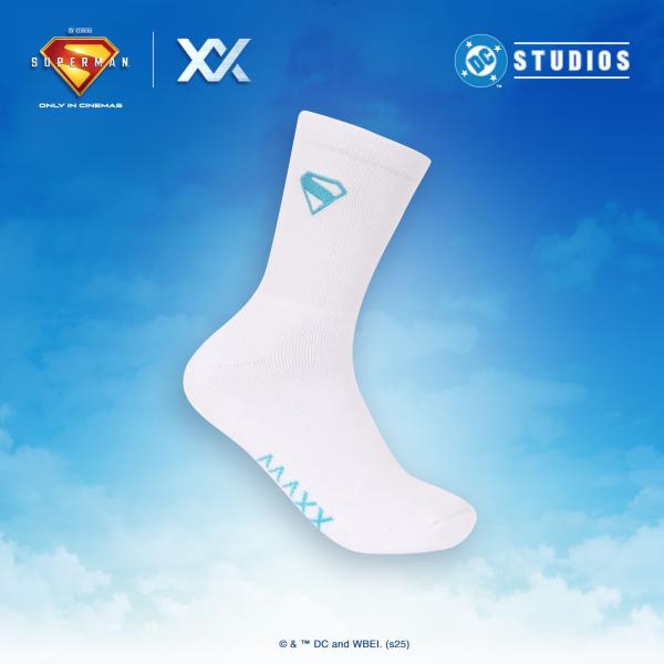 肌触りの良い柔らかな素材と優れた伸縮性を兼ね備えた中厚手のミドル丈ソックス。快適なフィット感と動きやすさを追求し、長時間の着用でもストレスを感じにくい仕様です。クラシックでシンプルなデザインに、世界的ヒーロー「スーパーマン」の限定コラボロゴ...