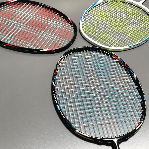 ■ご利用方法ストリング、ポンド数、ステンシルの有無を選択し、カートに入れて注文してください。■張り方当店は1本張りにて張り上げをいたします。横は縦のポンド数+10%で張り上げております。■注意点ステンシル塗布にはインクを使用しており、シャト...