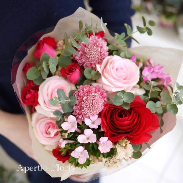 当店に色合いや花全ておまかせ花束(ブーケ)。こちらの商品はその時入荷しているお花を使いお安く提供する花束ですので、色合いや花については当店にお任せのみです。【配送不可地域,気温について】当店は愛知県名古屋市の花屋です。お花はお野菜と同じで生...