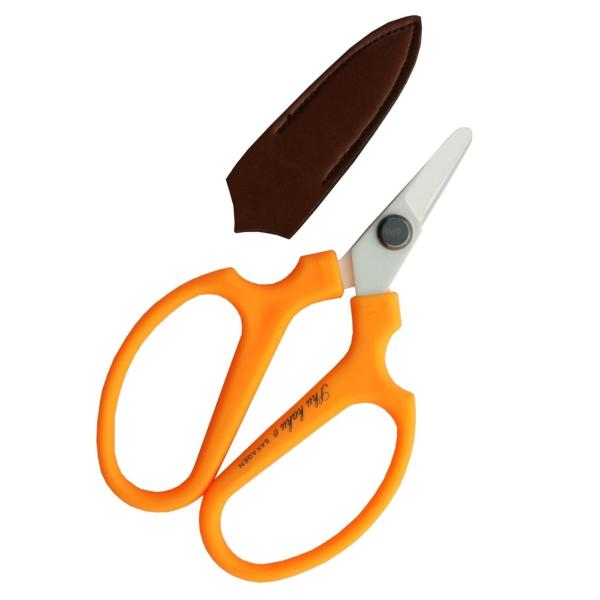 【商品概要】家庭菜園に最適！　安全収穫はさみ！先丸安全設計！　軽さ抜群！　経済的！刃をフッ素加工したので軽い切れ味で握力が弱い方にも最適！さらにハサミの開閉がいつまでもスムーズで経済的です。シズヤニが付きにくく、錆びにくいのでお手入れもカン...