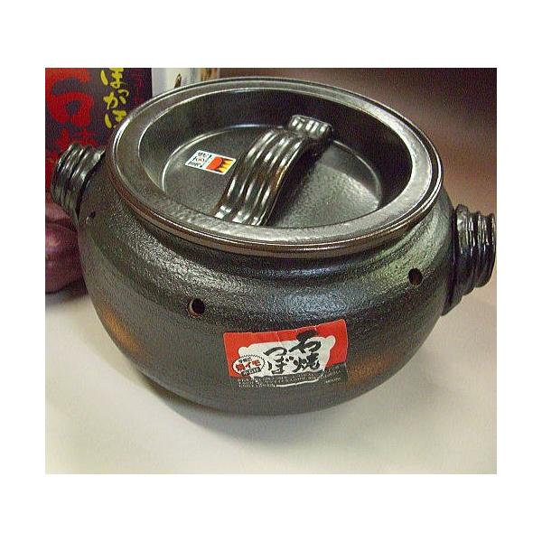 【商品概要】石と陶器のダブル遠赤効果で本物の「石焼いも」に焼きあがります。〔サイズ〕 最長部28×本体直径24cm、高さ14cm。　　焼石約600gが付属します。付属の焼石は、調理時の加熱により石が破裂するのを防ぐため、一度800℃以上で焼...