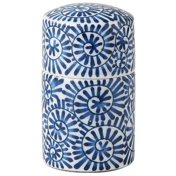 【商品概要】サイズ:直径4×高さ7cm本体重量:0.1kg素材・材質:磁器原産国:日本(波佐見焼)【商品説明】【商品詳細】ブランド：HAMATO商品種別：ホーム＆キッチン商品名：浜陶 たこ唐草 蓋付楊枝入(青) 59-07製造元：浜陶(Ha...