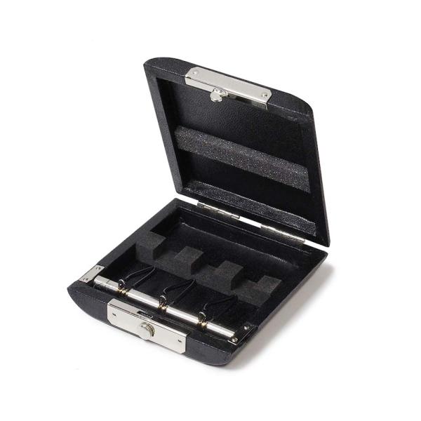 【商品概要】留め具：スライド式バスーン（ファゴット）用　3本入・黒【商品説明】シンプルで飽きのこないデザイン、リードの出し入れも容易なリードケースの定番です。【商品詳細】ブランド：Tokyo Music Supply商品種別：楽器・音響機器...