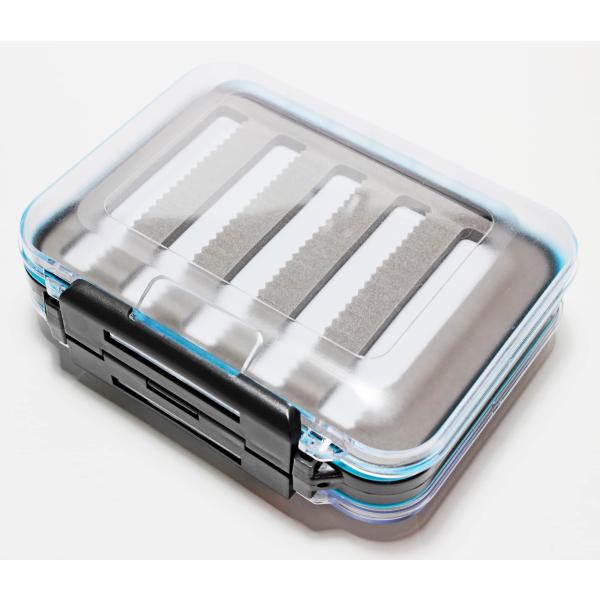 【商品概要】プラスチック製の軽量で丈夫なボックスです。透明で中のフライ（毛ばり）を確認しやすい。両面開き。スリットフォーム仕様。パッキン仕様。【商品説明】【商品詳細】ブランド：アキスコ(AXISCO)商品種別：スポーツ＆アウトドア商品名：ア...