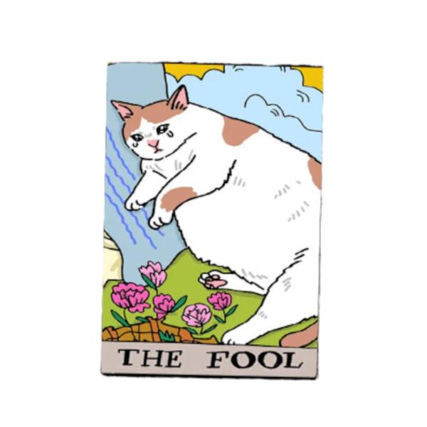 【商品概要】?【タロット風デザイン】ねこがタロット（ウェイト版）の世界に入り込んだちょっとシュールでかわいいデザインのピンバッチです。お気に入りのカードのピンバッチを集めましょう！?【タロットカード・０：愚者(フール)】冒険心、新しい世界へ...