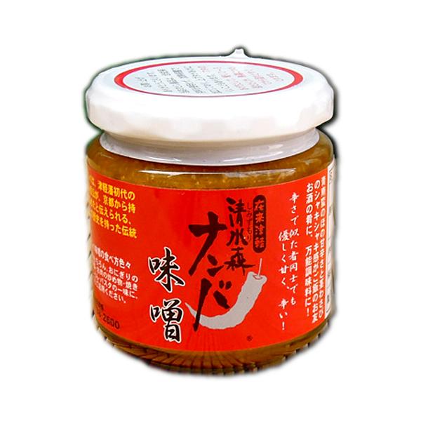 《清水森ナンバ味噌の特徴》・青森県の伝統野菜「清水森ナンバ（弘前在来）」を使った清水森ナンバ味噌は、津軽地方の風味豊かな青唐辛子をベースに、青森県産のりんご、嶽わさび、味噌、醤油などを合わせた香り高い調味味噌です。地元弘前の伏流水で育った食...