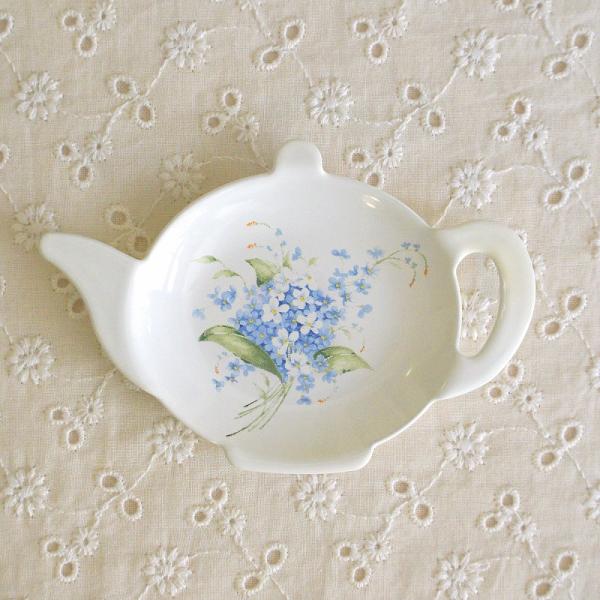 可愛いポット型ティーバッグトレイ。ティーバッグ置きの他に、箸置き、スパイス置き、など色々使えて便利です。商品番号：101-0078素材：ホーロー（ステンレススチール琺瑯）サイズ：幅9.8cm　奥行6.5cm電子レンジ使用不可ホーロー製品は、...